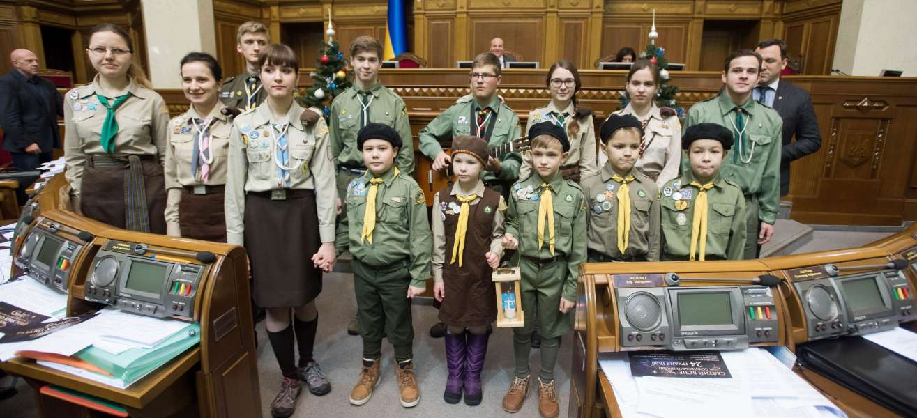 У Верховній Раді відбулась передріздвяна церемонія передачі Віфлеємського вогню миру з місця народження Ісуса Христа У Верховній Раді відбулась передріздвяна церемонія передачі Віфлеємського вогню миру з місця народження Ісуса Христа